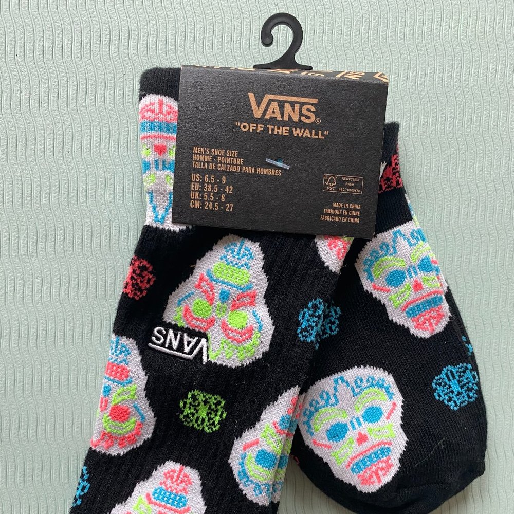 Vans Crew sock M 6.5-9/W 8-10.5 . Dia De los Muertos w/colorful sugar skulls.